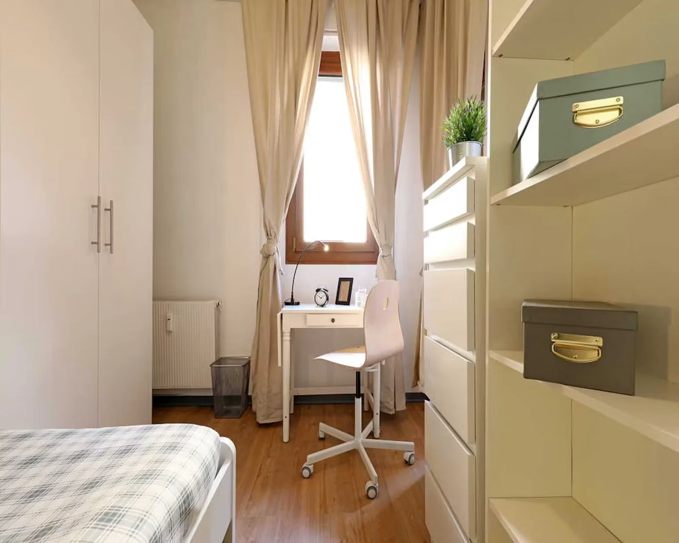 Quarto acessível para estudantes com iluminação ampla em