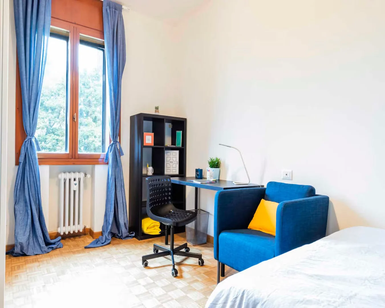 Economical student room with convenient location in