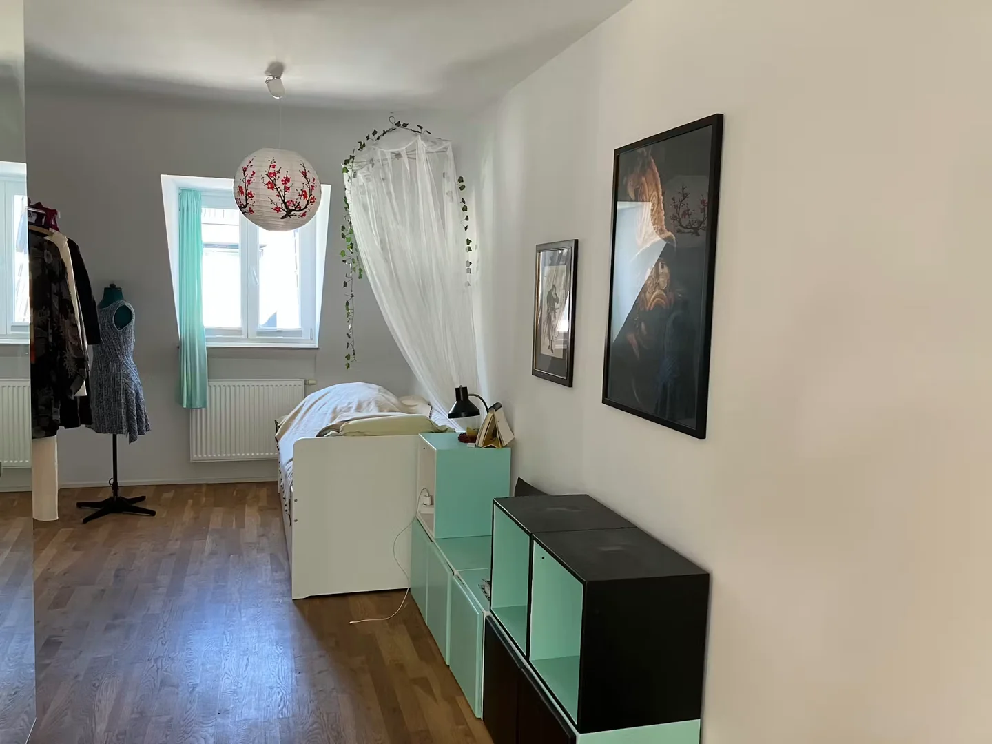 'de modern olanaklara sahip öğrenci dostu oda