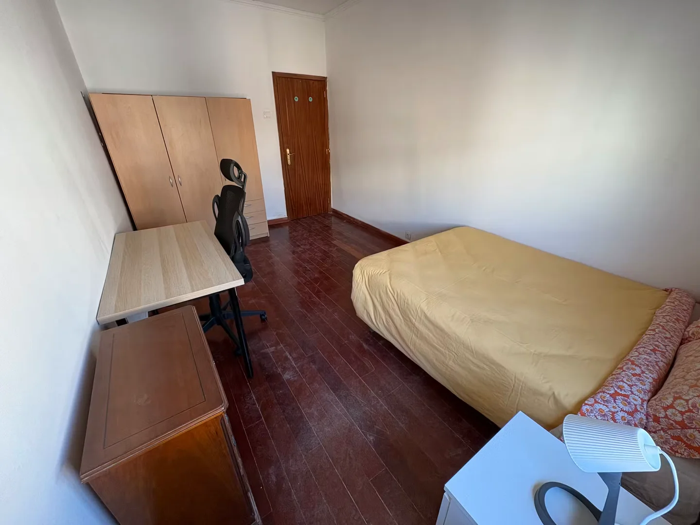 Habitación estudiantil económica cerca del campus en