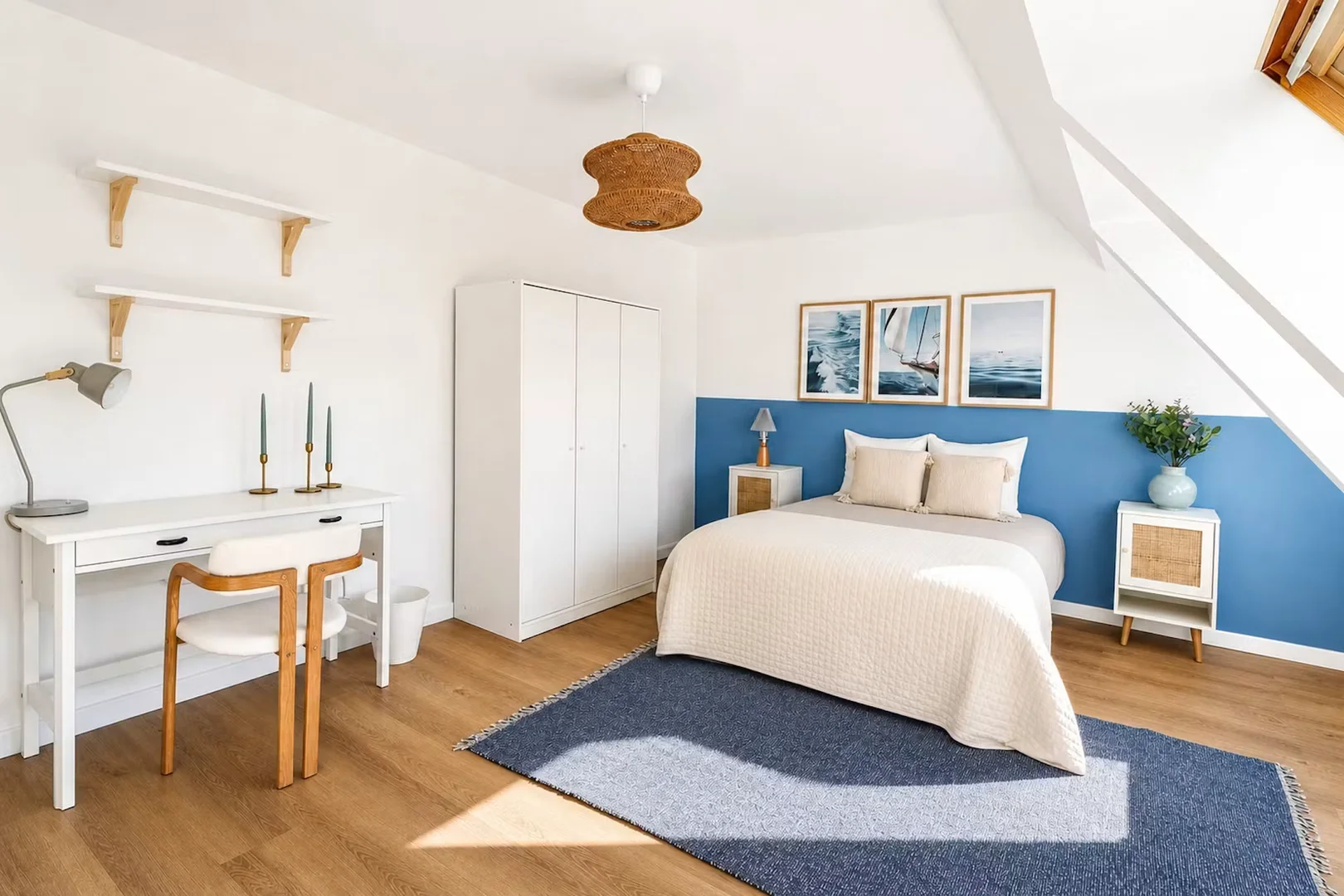 Habitación estudiantil luminosa y aireada con fácil acceso a la universidad en 