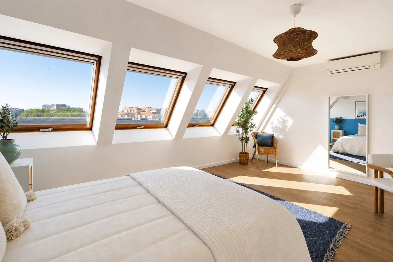 Habitación estudiantil funcional perfecta para estudiar en 
