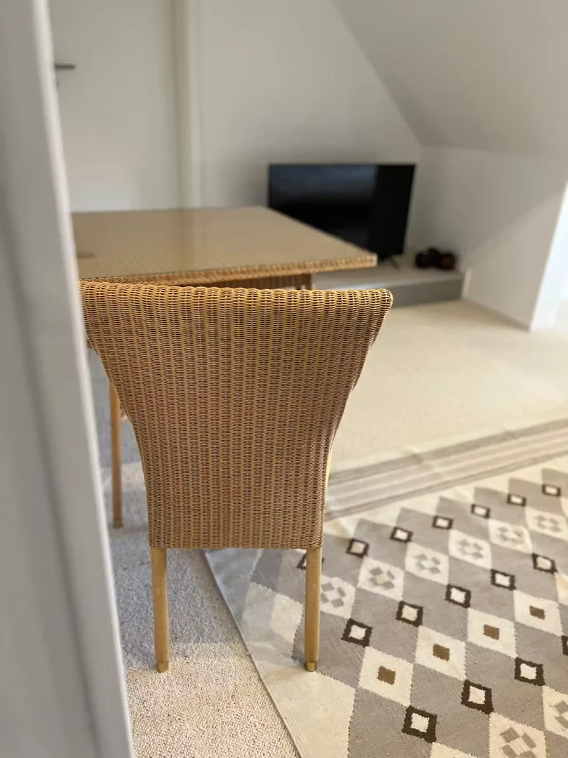 Habitación estudiantil funcional perfecta para estudiar en 
