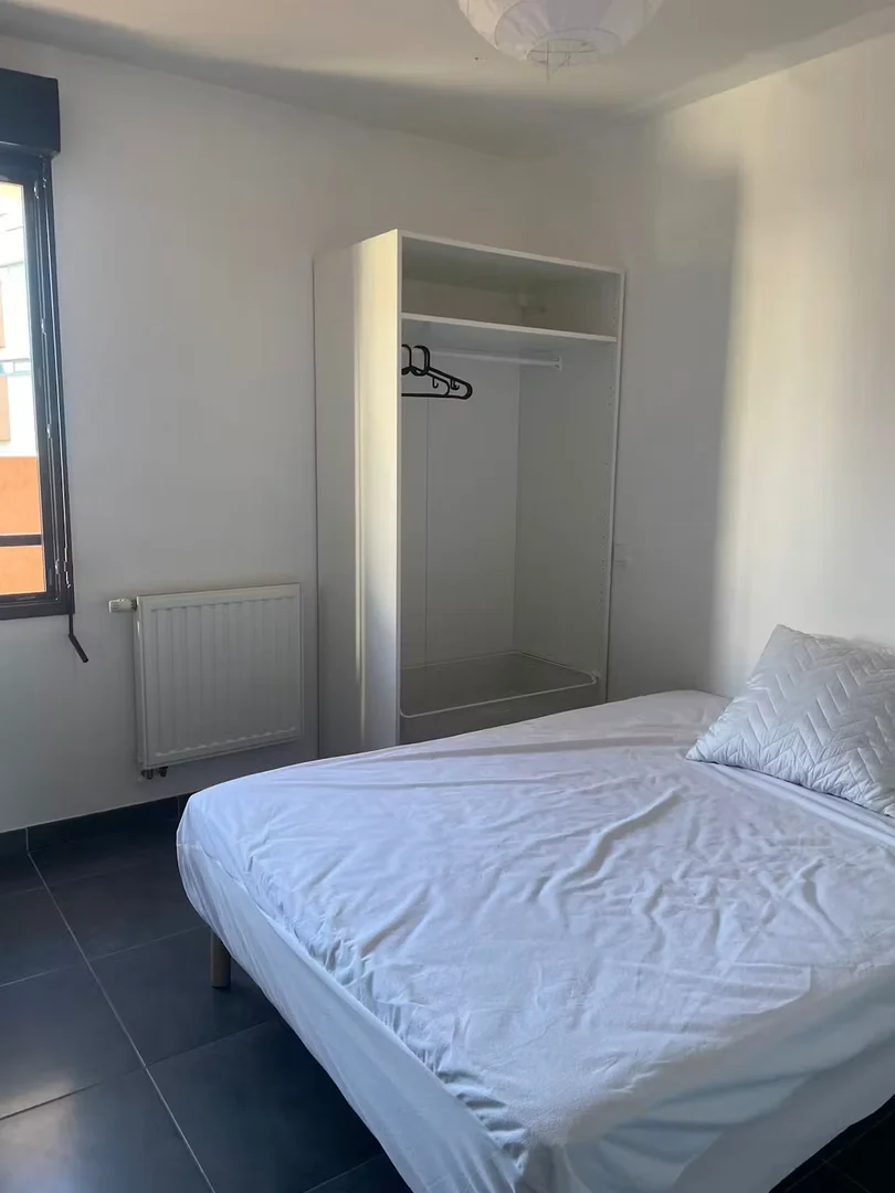 Student-friendly room in with modern amenities