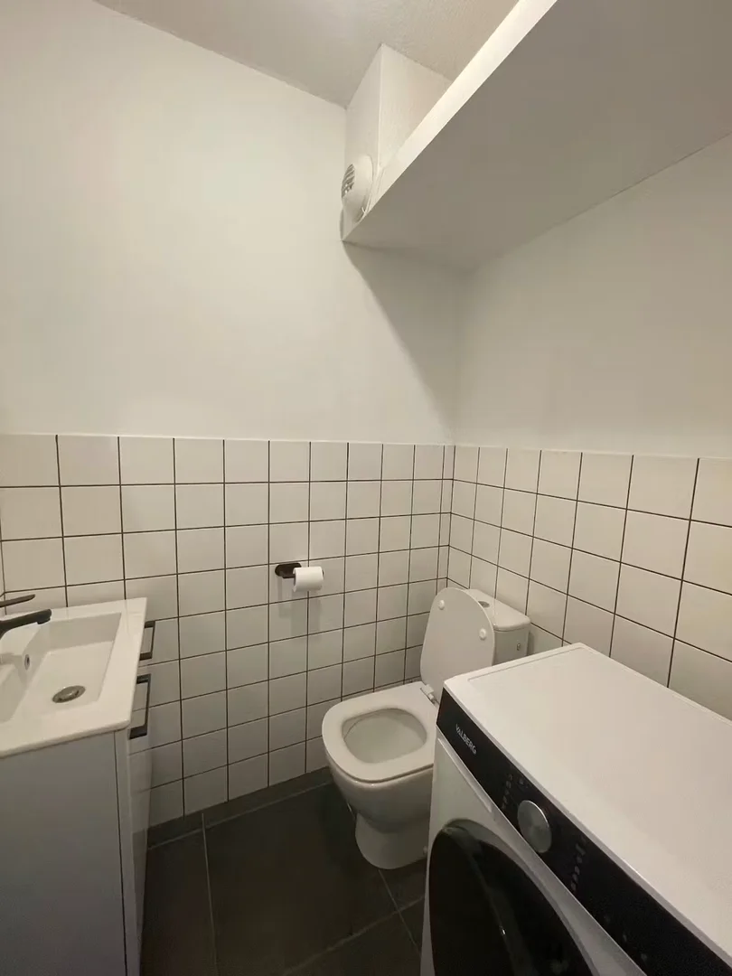 Comfortable and spacious student room in