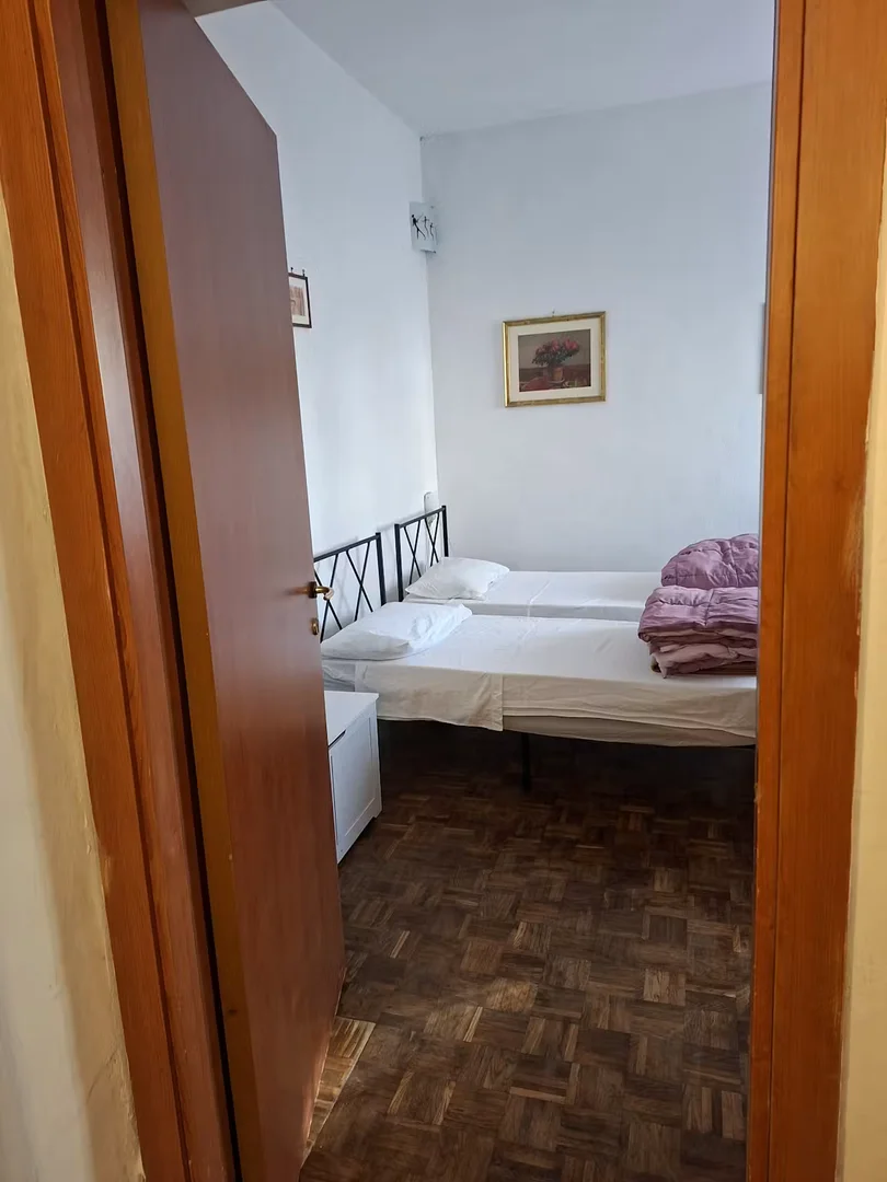 Funkcjonalny pokój studencki idealny do nauki w 