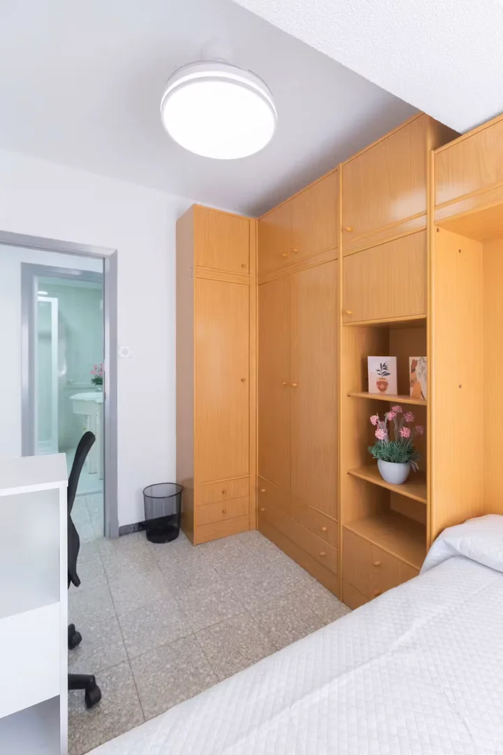 Helles und luftiges Studentenzimmer mit einfachem Zugang zur Universität in 