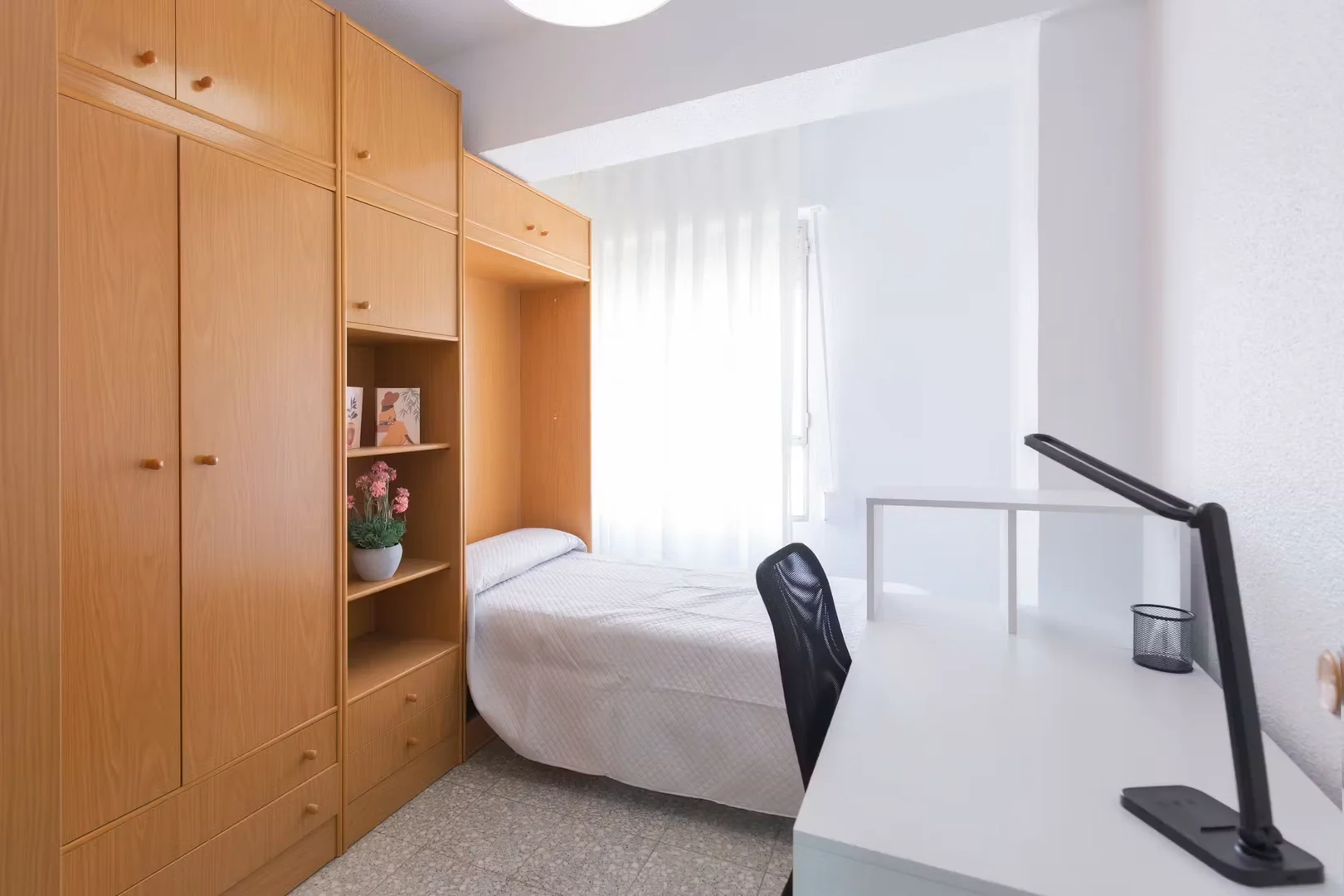 Studentenzimmer in  mit Arbeitsbereich und Gemeinschaftseinrichtungen