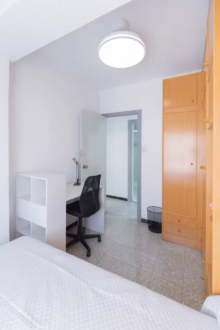 Zimmer in Studentenwohnung in  zu vermieten, voll möbliert