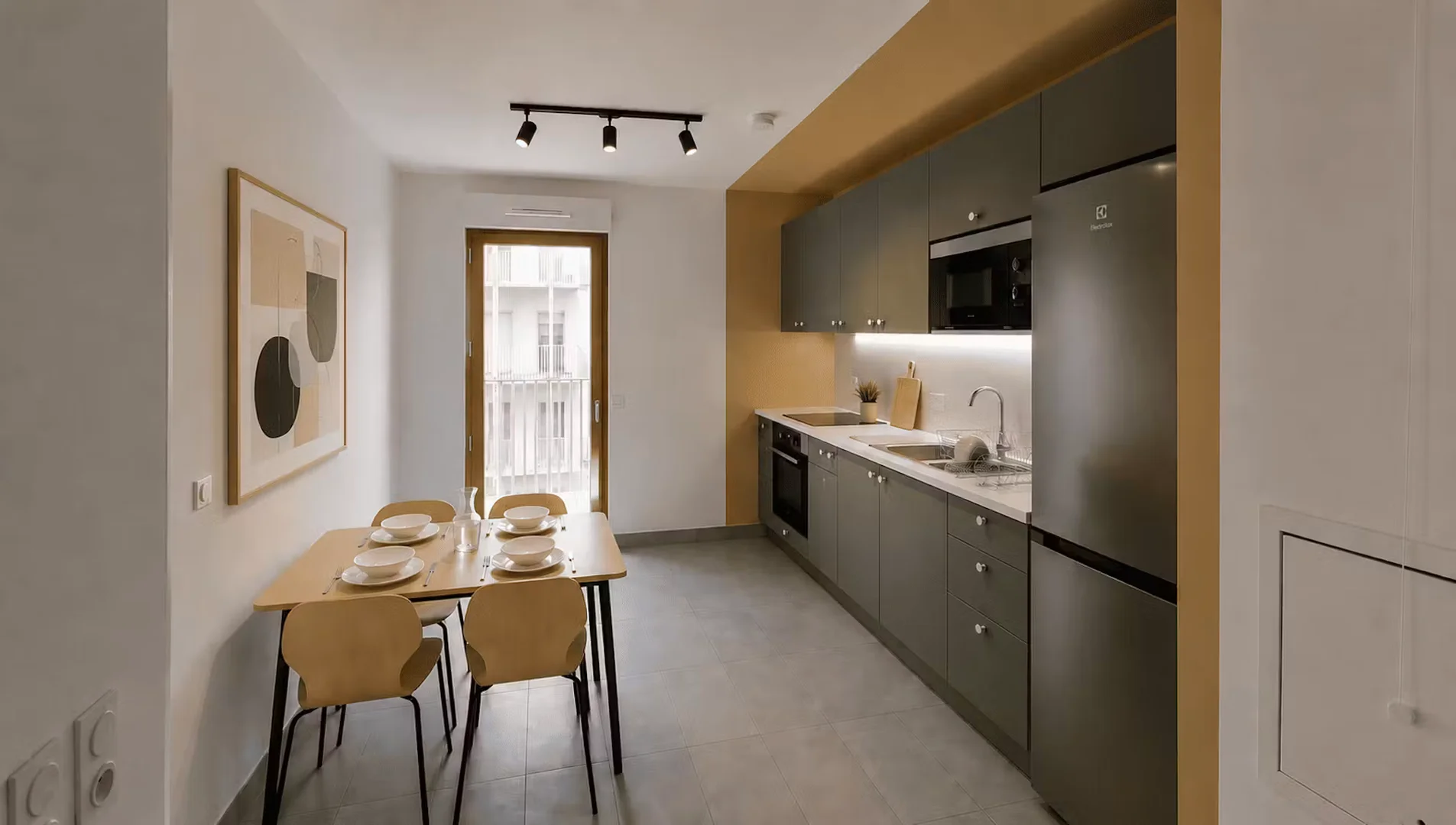 Habitación estudiantil funcional perfecta para estudiar en 