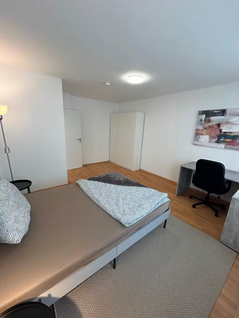 Comfortable and spacious student room in 