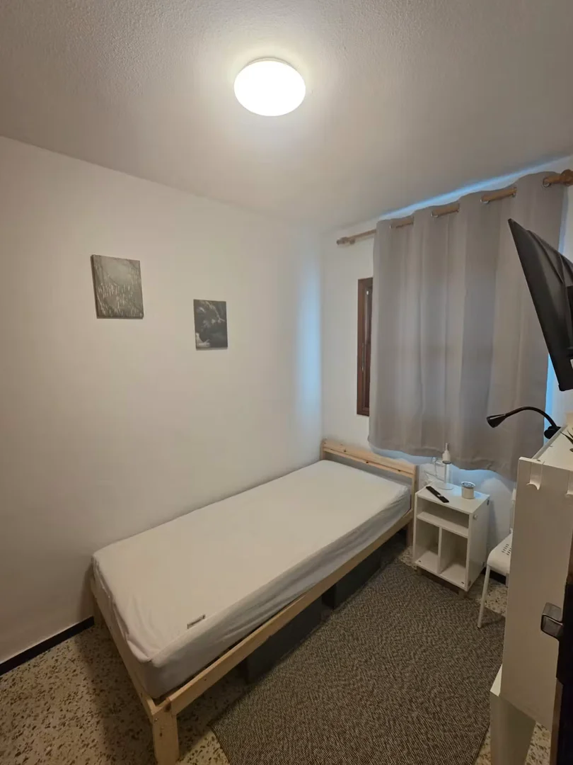 Funktionelles Studentenzimmer perfekt zum Studieren in 