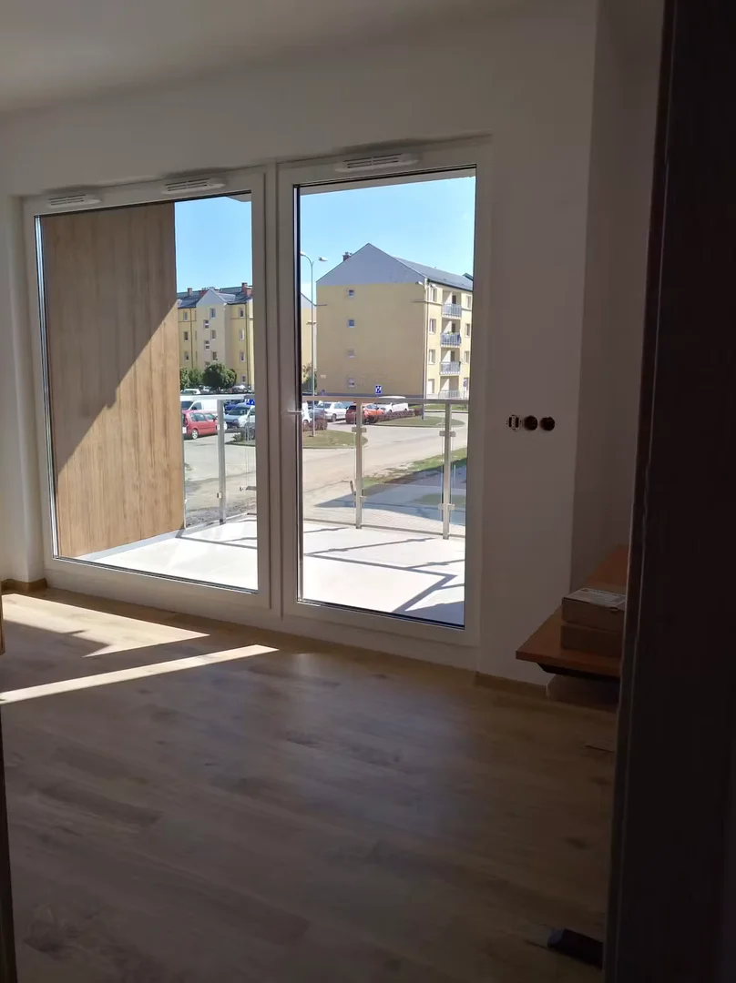 Stanza economica per studenti con ampia illuminazione in 