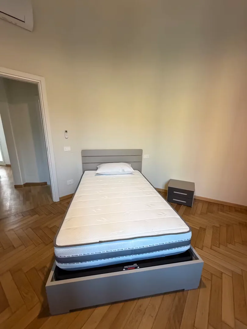 Stanza economica per studenti con ampia illuminazione in 