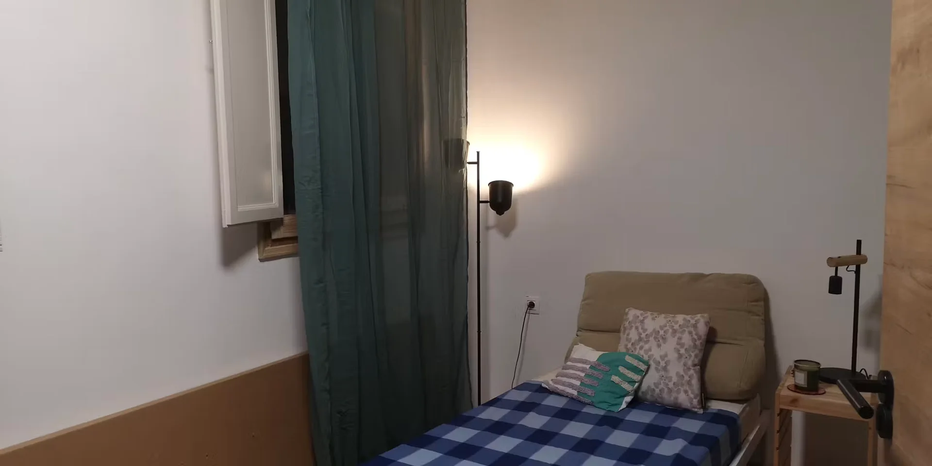 Chambre confortable pour étudiants disponible dans 