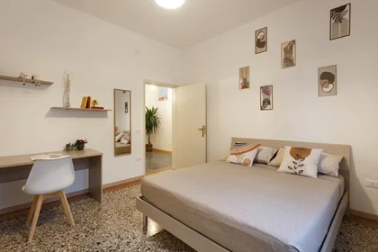 Habitación privada muy luminosa en {area}