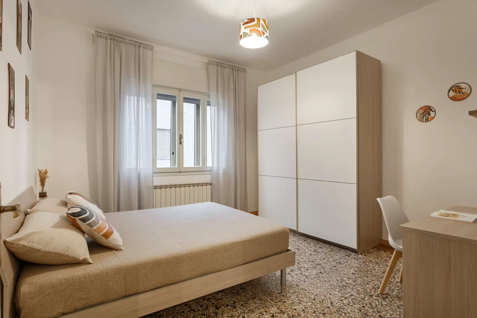 Habitación estudiantil funcional perfecta para estudiar en