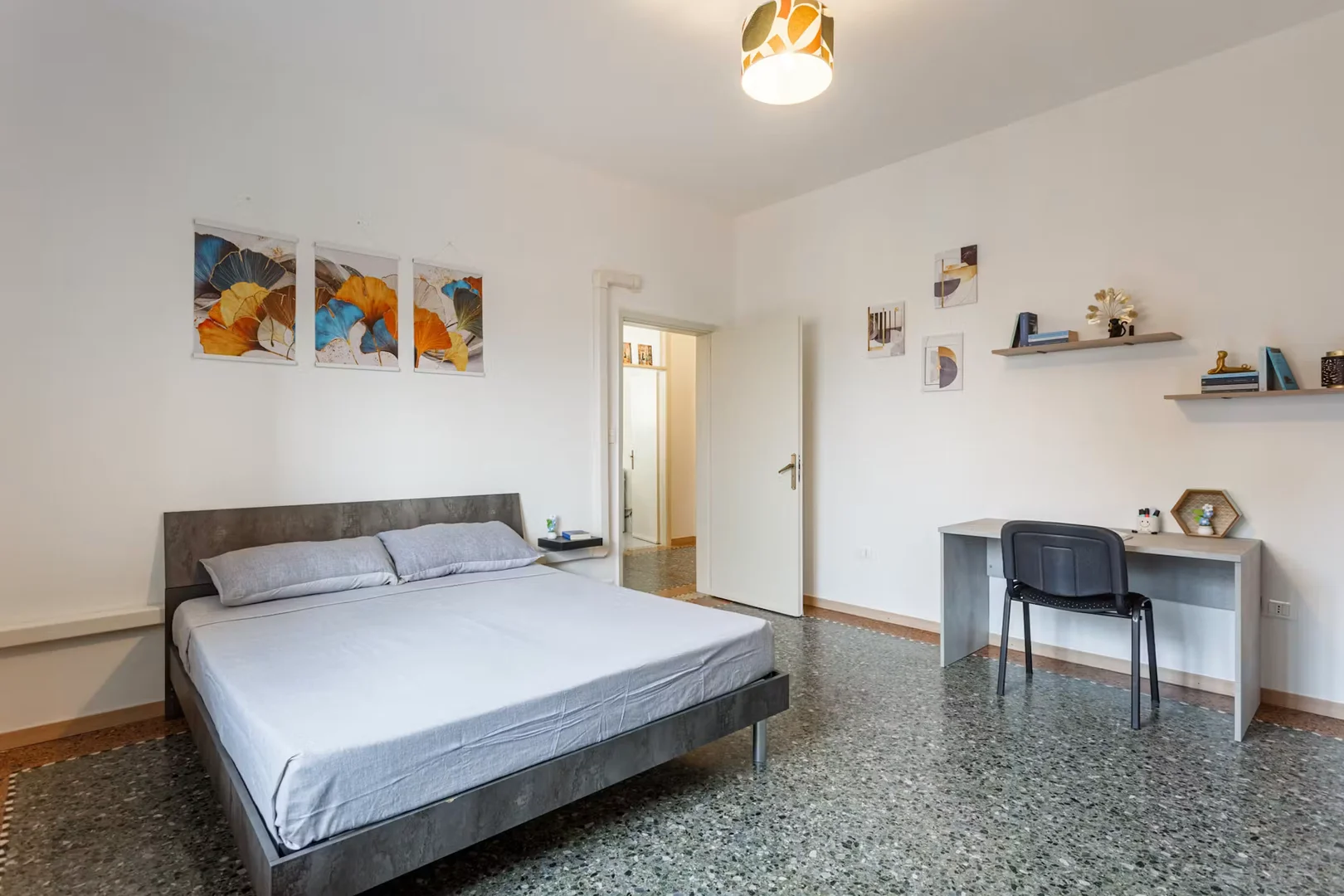 Habitación estudiantil amplia y cómoda en