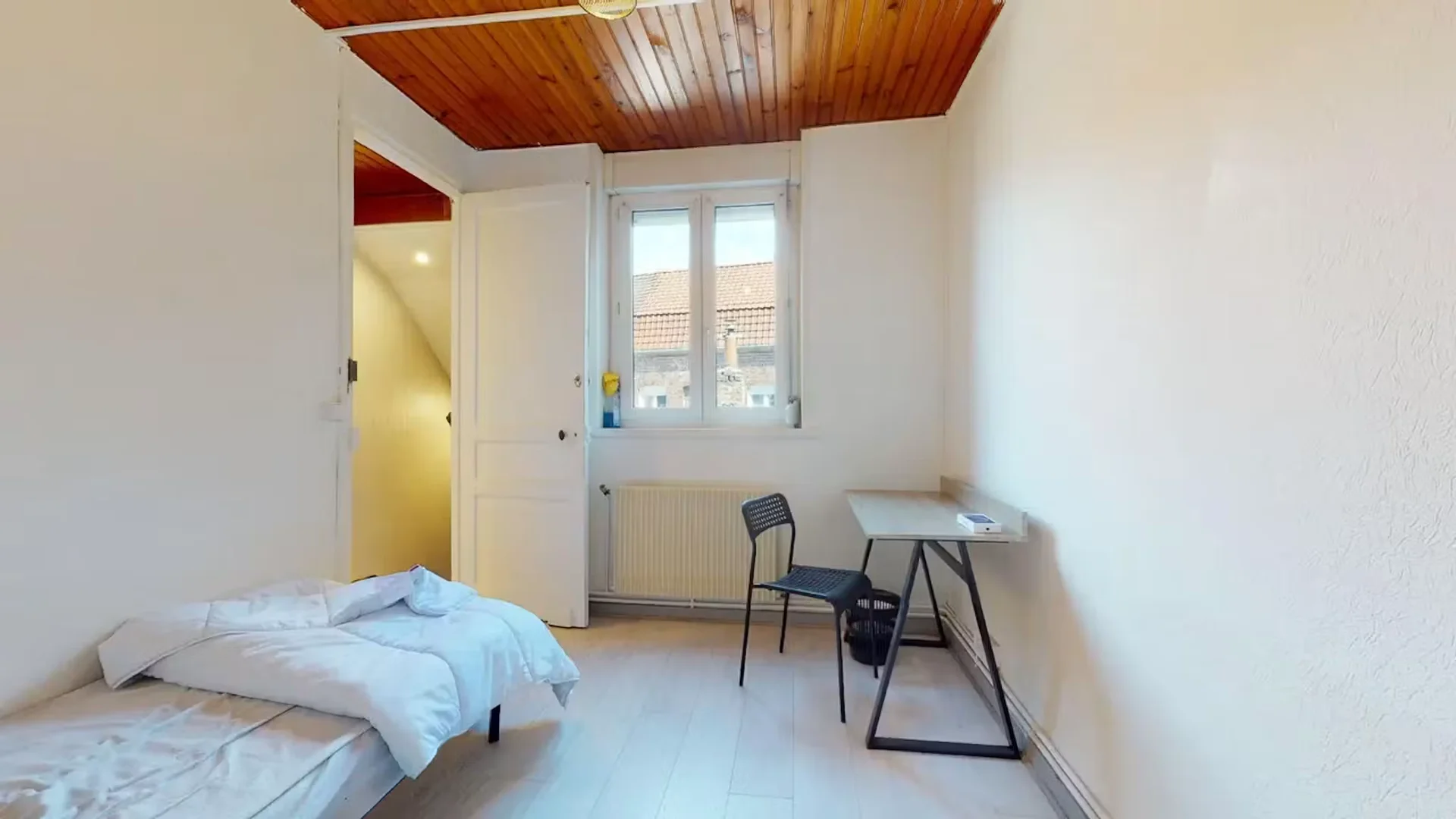 Chambre abordable pour les étudiants avec un bon éclairage dans 