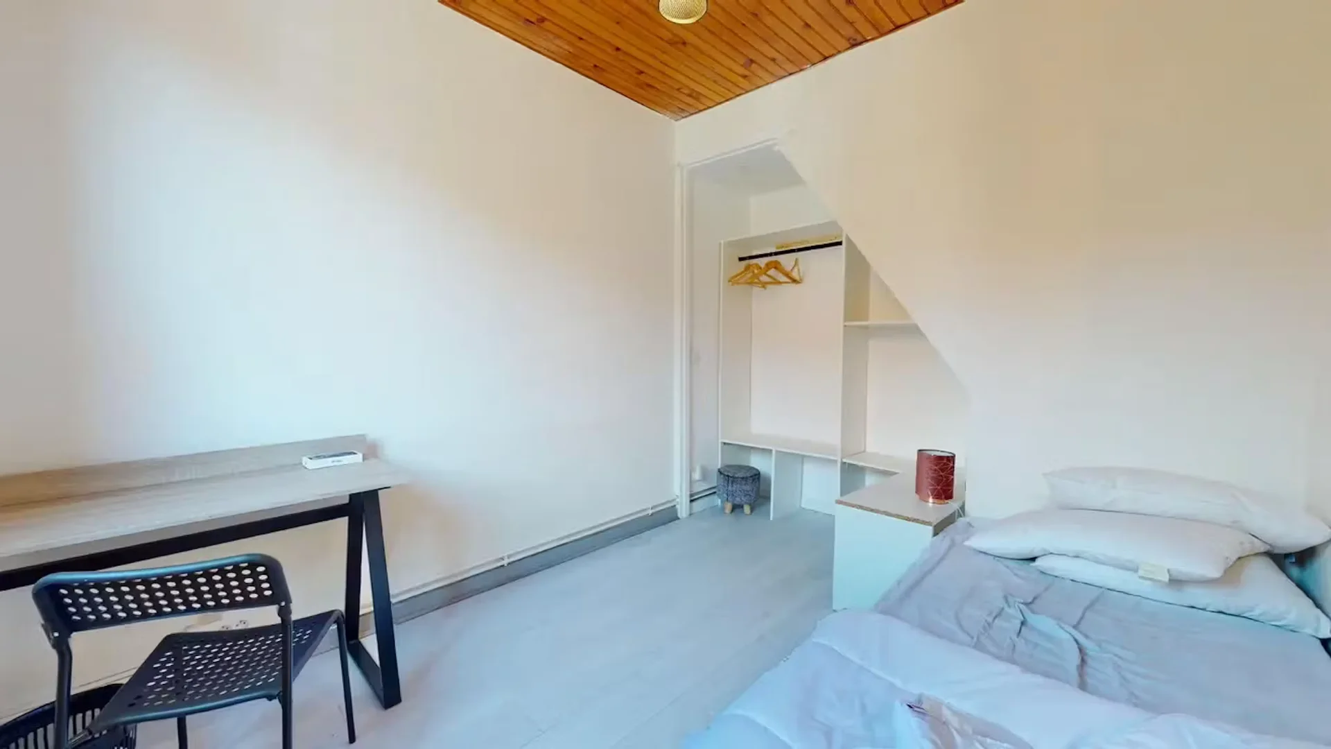 Chambre d'étudiant à  avec espace d'étude et installations communes
