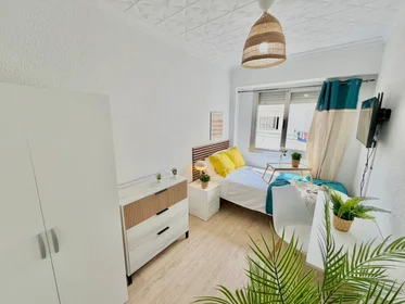 Habitación compartida en Avinguda Novelda, Los Ángeles, imagen 1 de 10