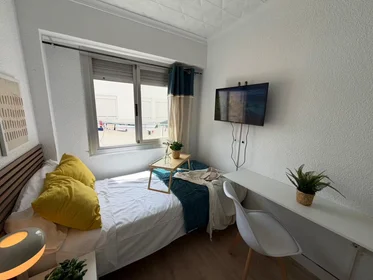 Habitación compartida en Avinguda Novelda, Los Ángeles, imagen 5 de 10