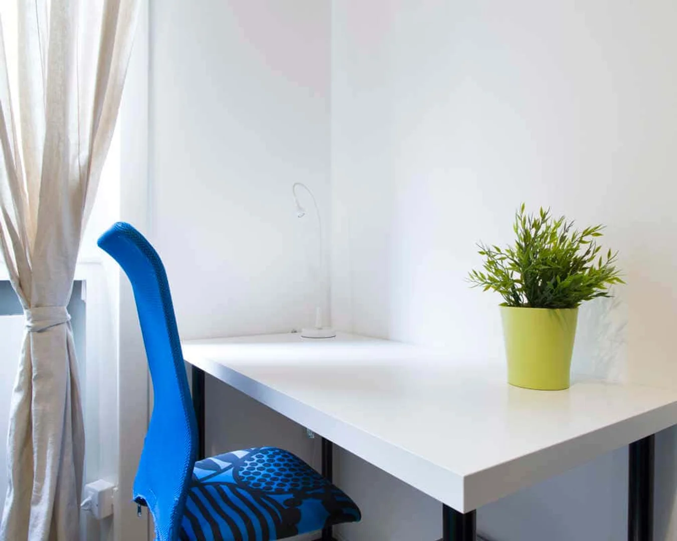 Bright and airy student room with easy university access in 