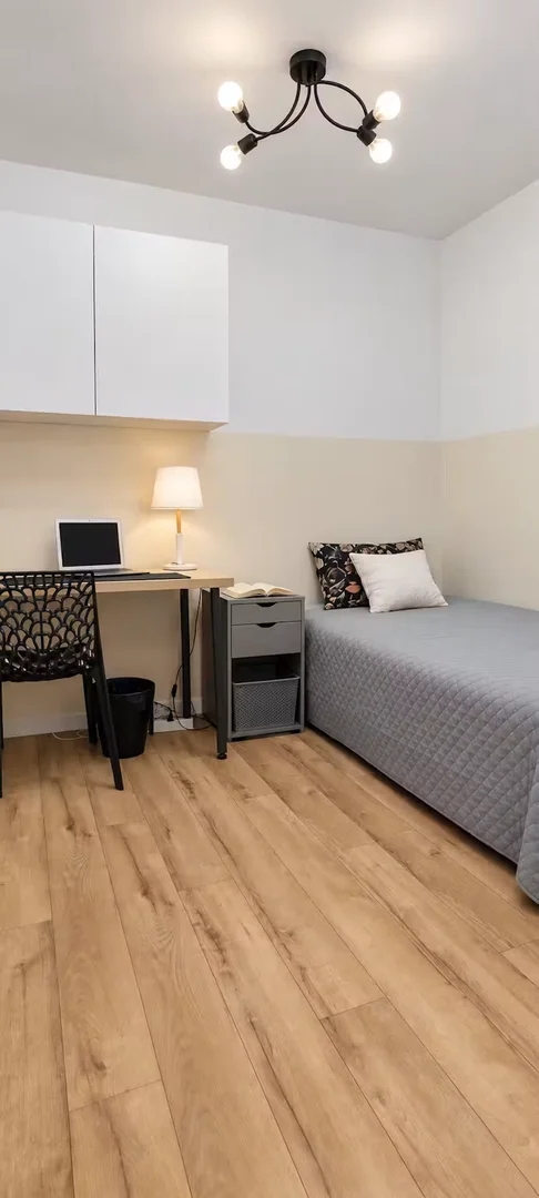 Habitación estudiantil luminosa y aireada con fácil acceso a la universidad en 