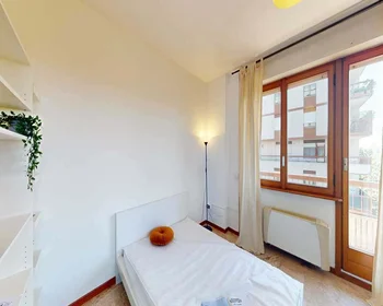 Chambre privée à Via Giuseppe Frua, 24, 20146 Milano MI, Italy, image 1 de 24