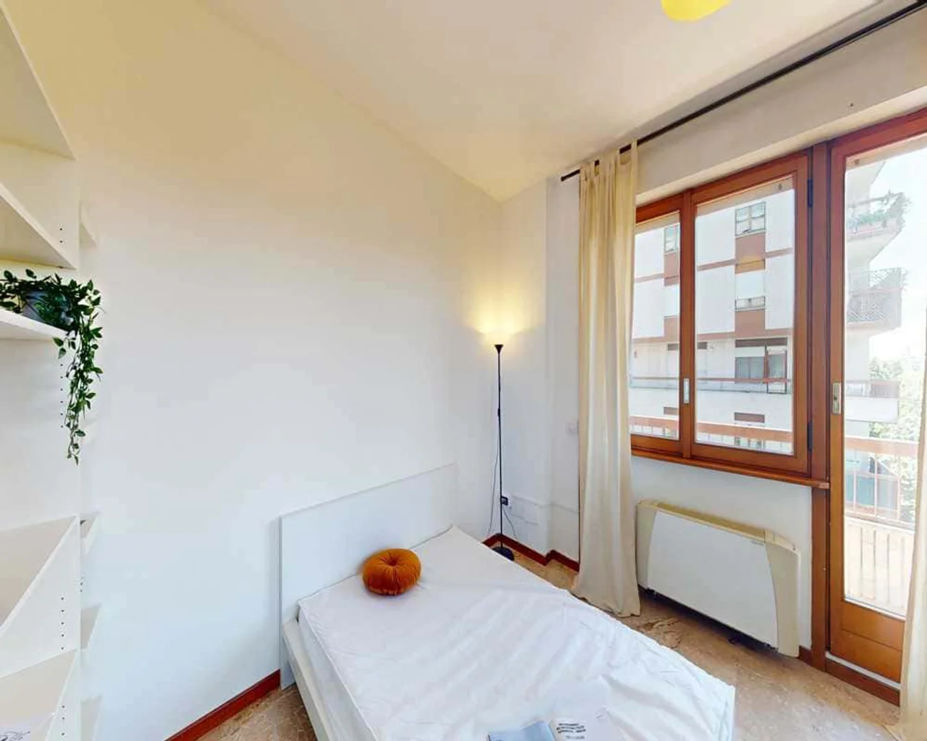 Chambre d'étudiant à  avec espace d'étude et installations communes