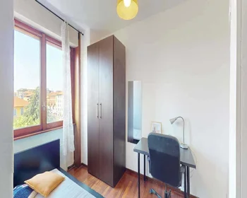 Chambre privée à Via Giuseppe Frua, 24, 20146 Milano MI, Italy, image 2 de 21