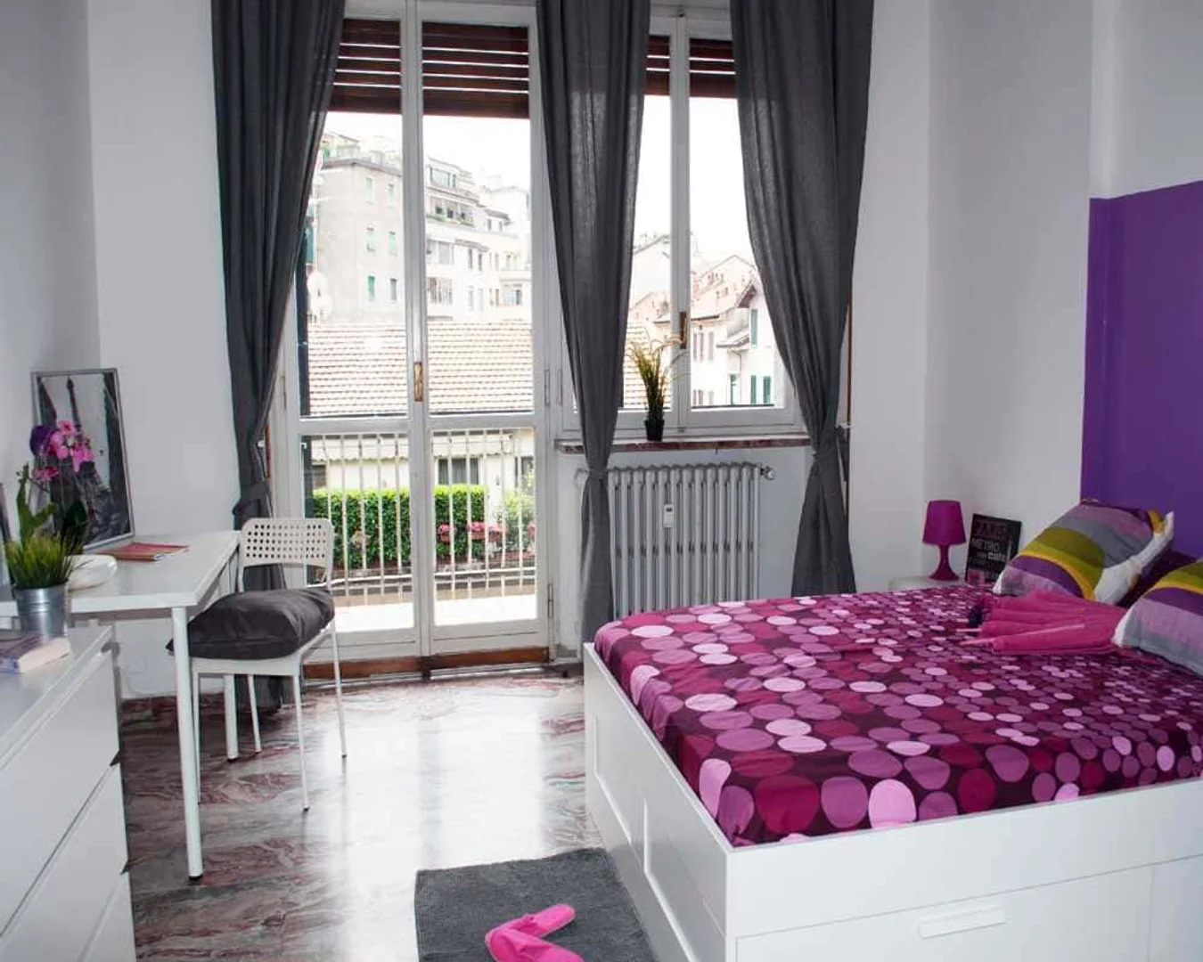 'de modern olanaklara sahip öğrenci dostu oda
