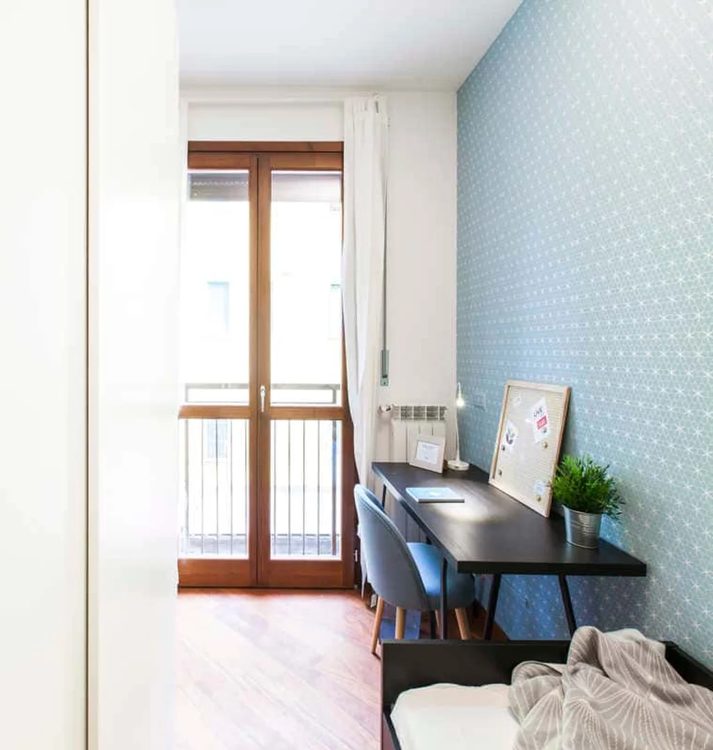 Habitación estudiantil amplia y cómoda en