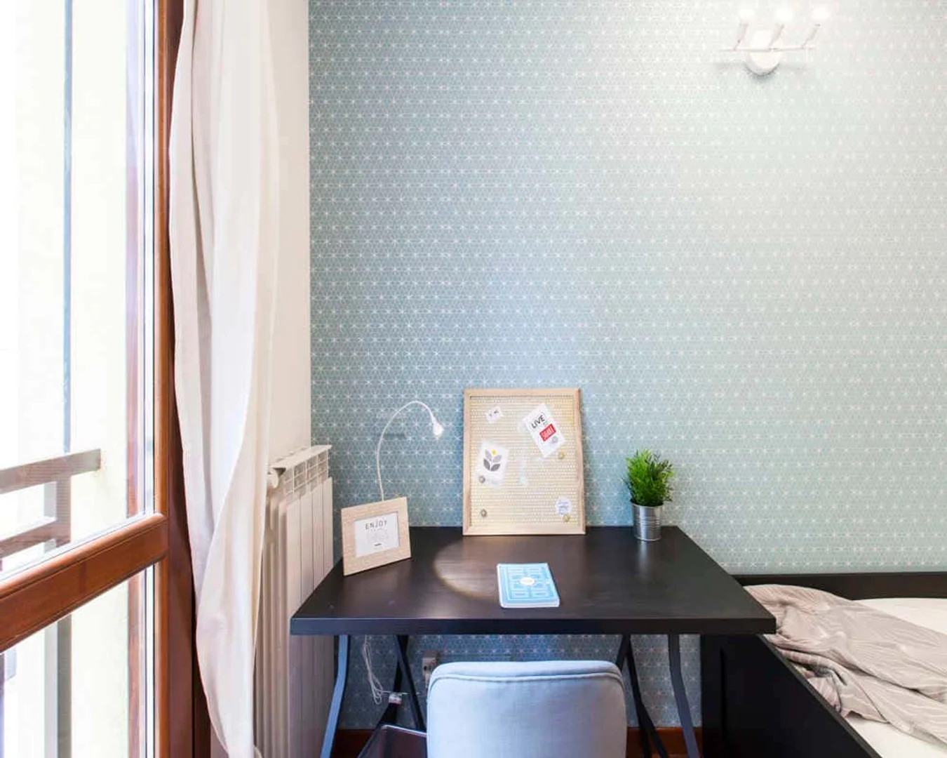 Habitación asequible para estudiantes con buena iluminación en