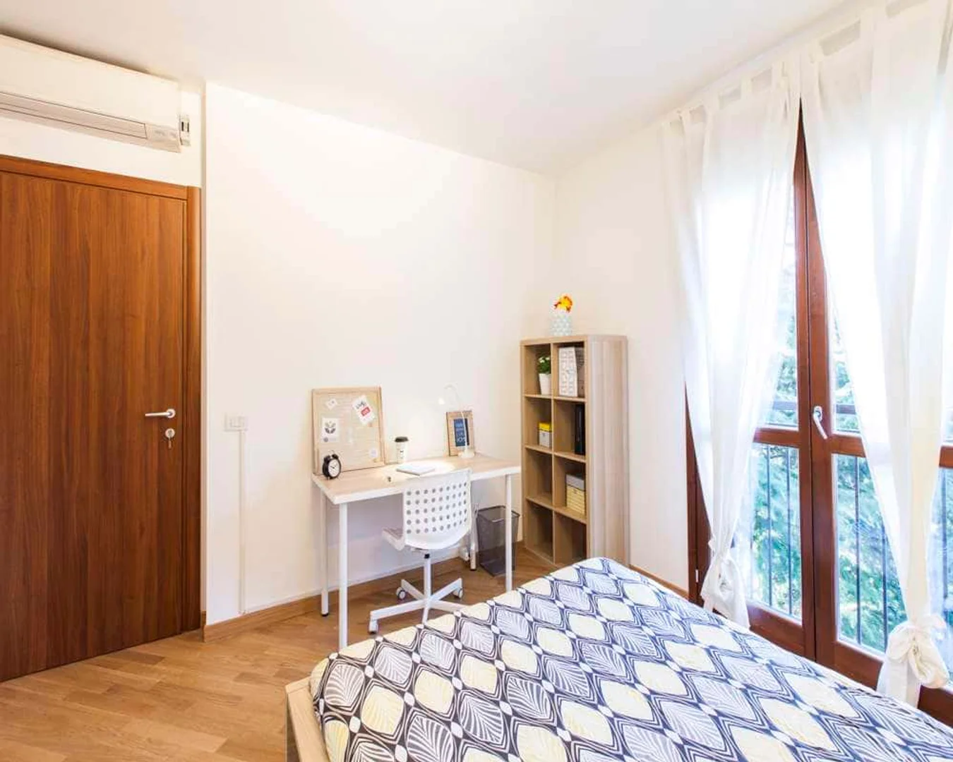 Economical student room with convenient location in 