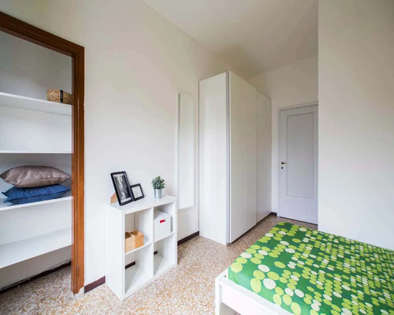 Functional student room perfect for studying in 