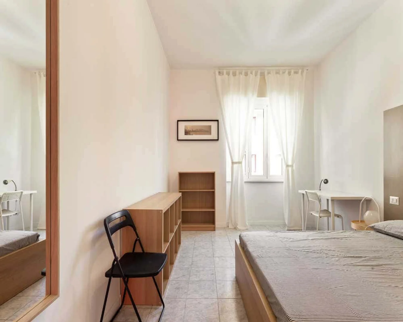 Habitación estudiantil funcional perfecta para estudiar en 