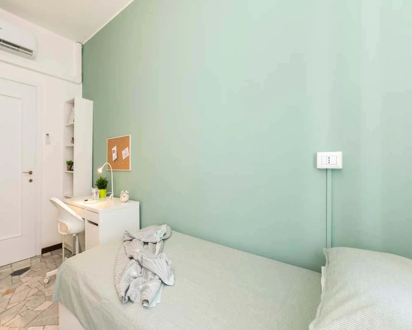 Studentenzimmer in  mit Arbeitsbereich und Gemeinschaftseinrichtungen