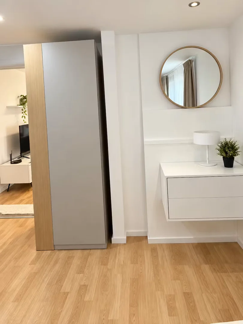 Öğrenciler için rahat oda bölgesinde mevcut