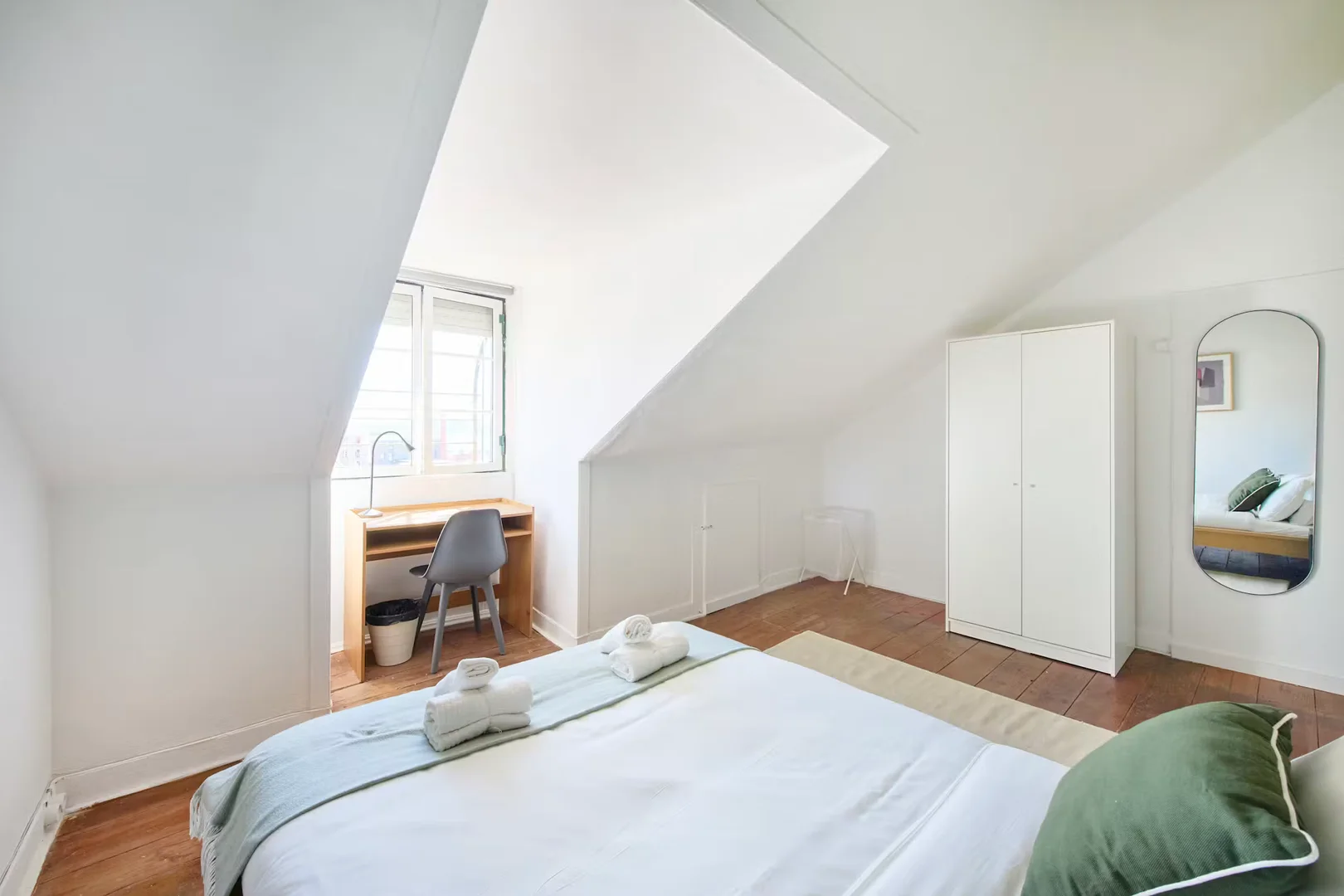 Functional student room perfect for studying in