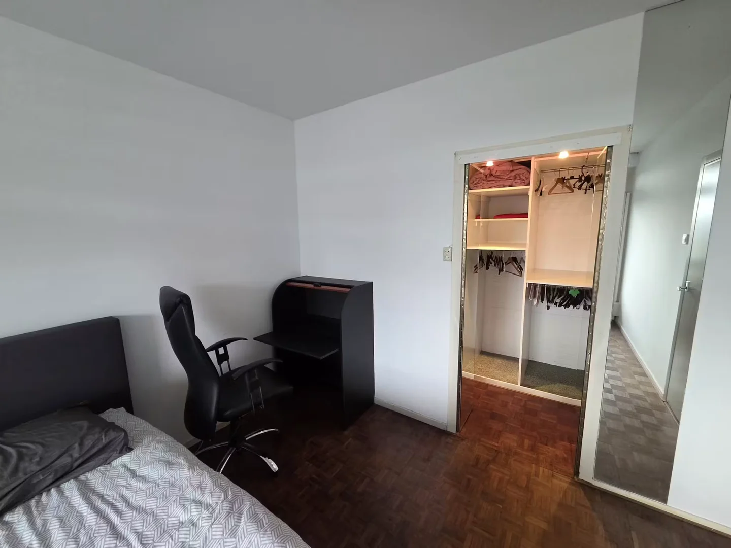 Habitación estudiantil funcional perfecta para estudiar en 