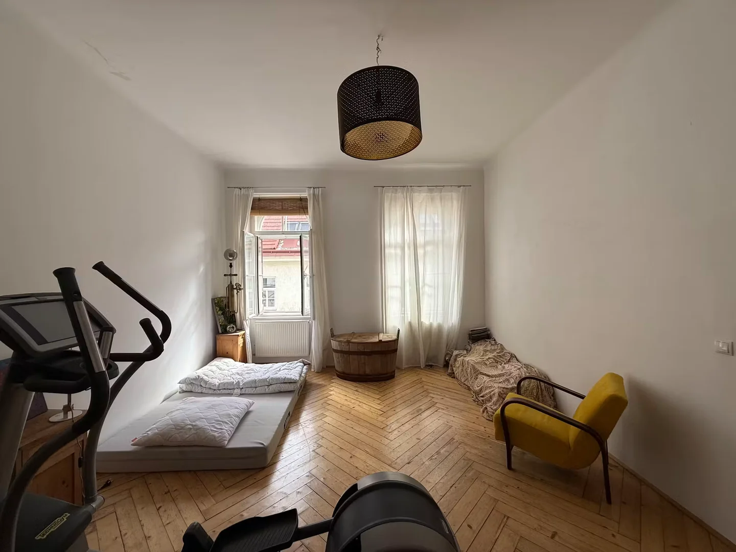 Habitación estudiantil luminosa y aireada con fácil acceso a la universidad en 
