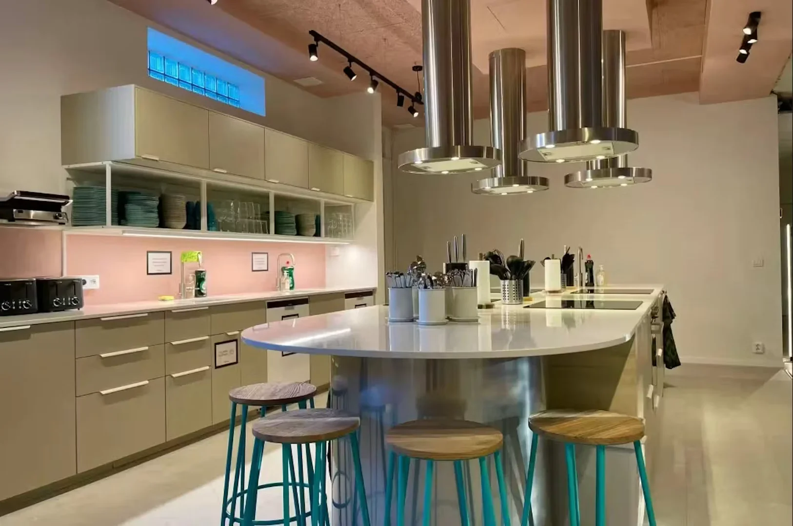 'de öğrenci dairesinde, tamamen mobilyalı kiralık oda