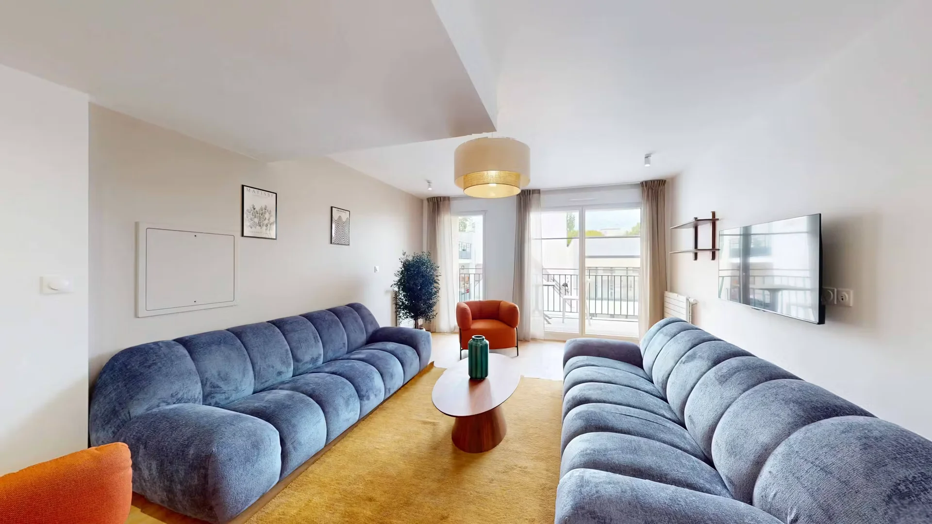 Habitación estudiantil luminosa y aireada con fácil acceso a la universidad en 