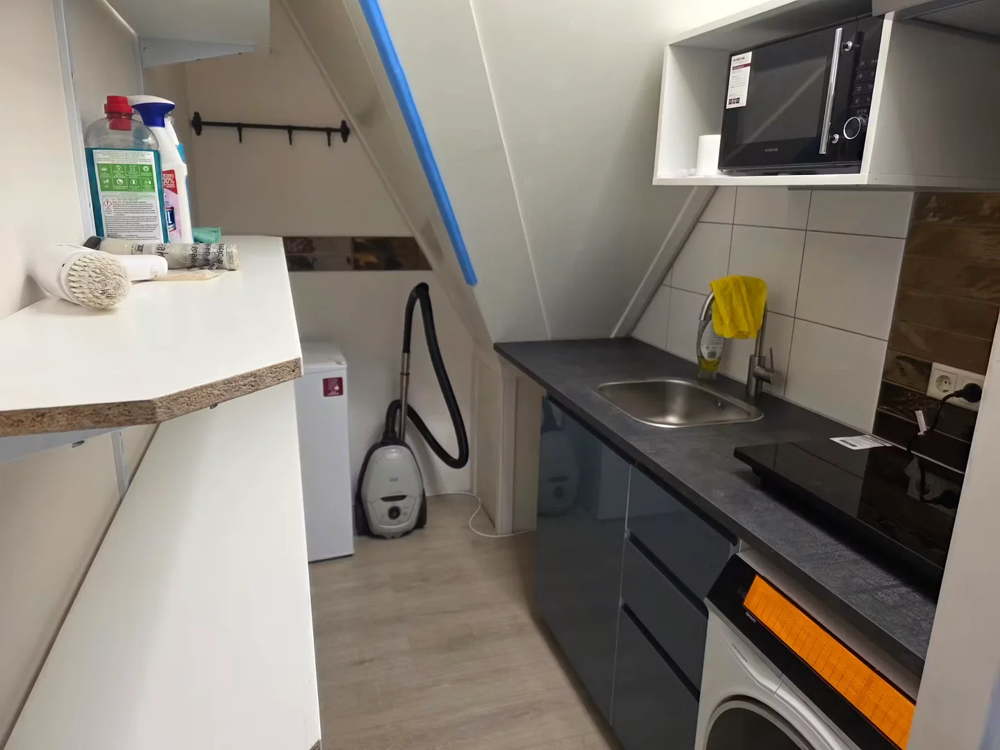 Student-friendly room in  with modern amenities