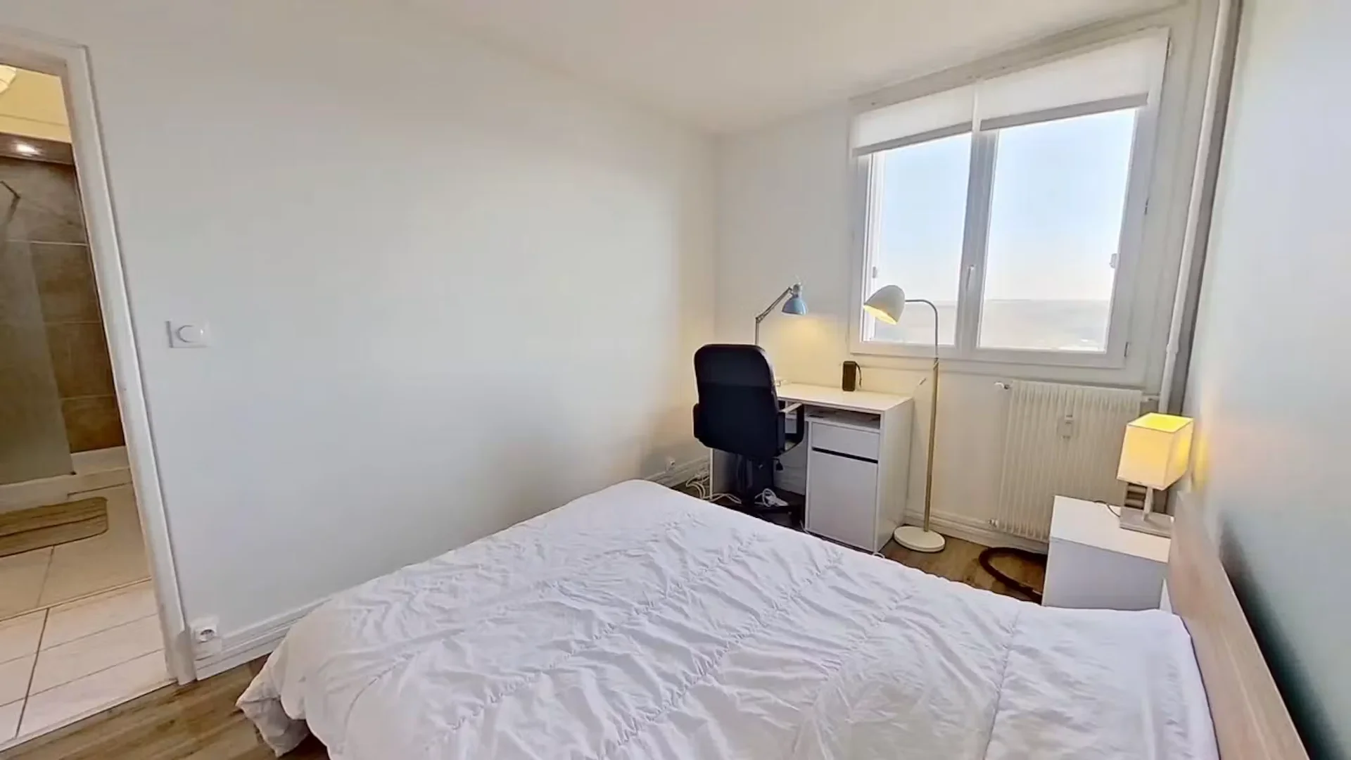 Student-friendly room in  with modern amenities