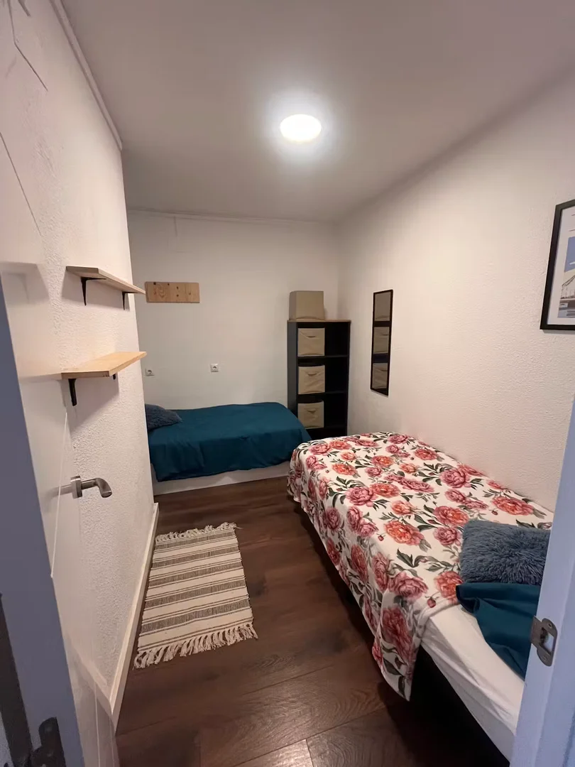 Stanza economica per studenti con ampia illuminazione in