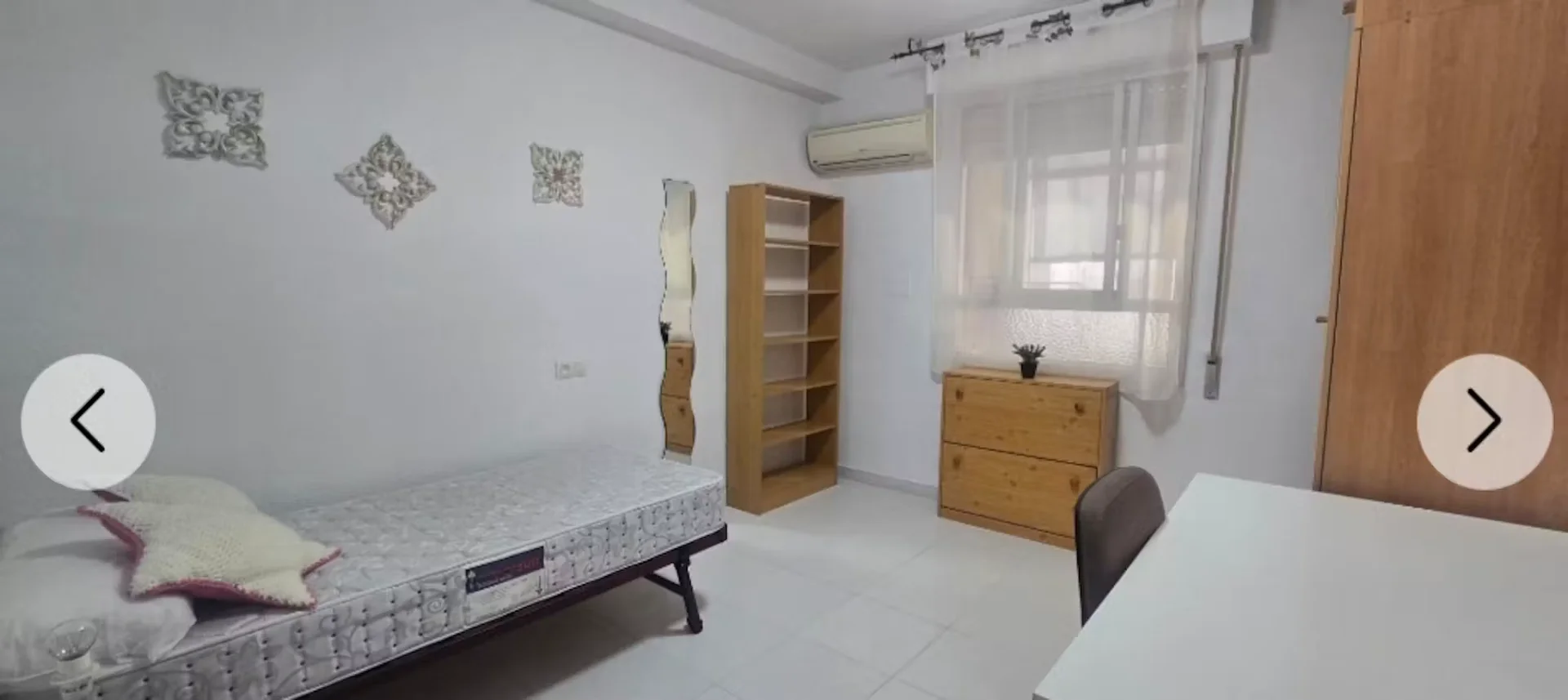 Chambre d'étudiant économique avec emplacement pratique dans