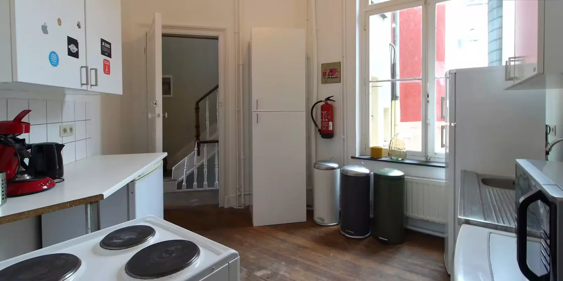 Habitación estudiantil funcional perfecta para estudiar en 