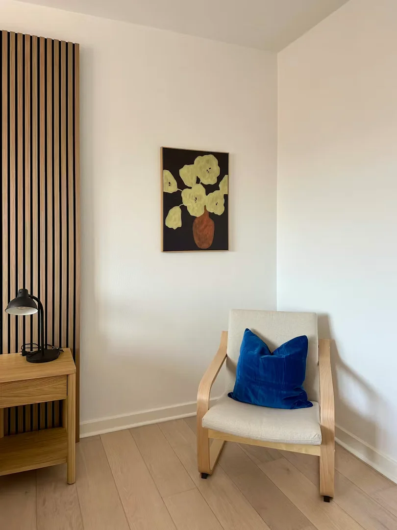 Habitación estudiantil luminosa y aireada con fácil acceso a la universidad en 